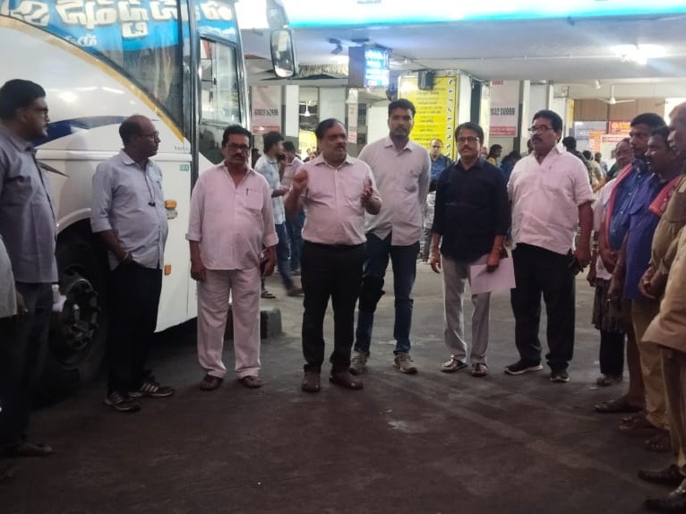 బస్ స్టేషన్‌ను తనిఖీ చేసిన ఆర్టీసీ ఆర్‌ఎం