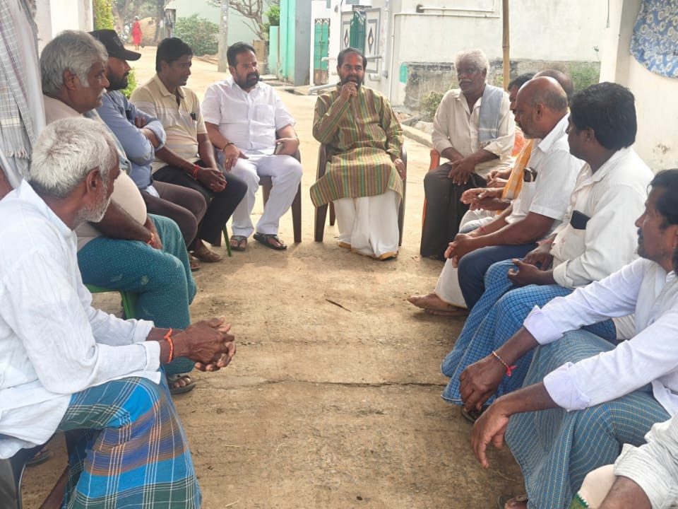 బాధిత కుటుంబాలను పరామర్శించిన మాజీ స్పీకర్