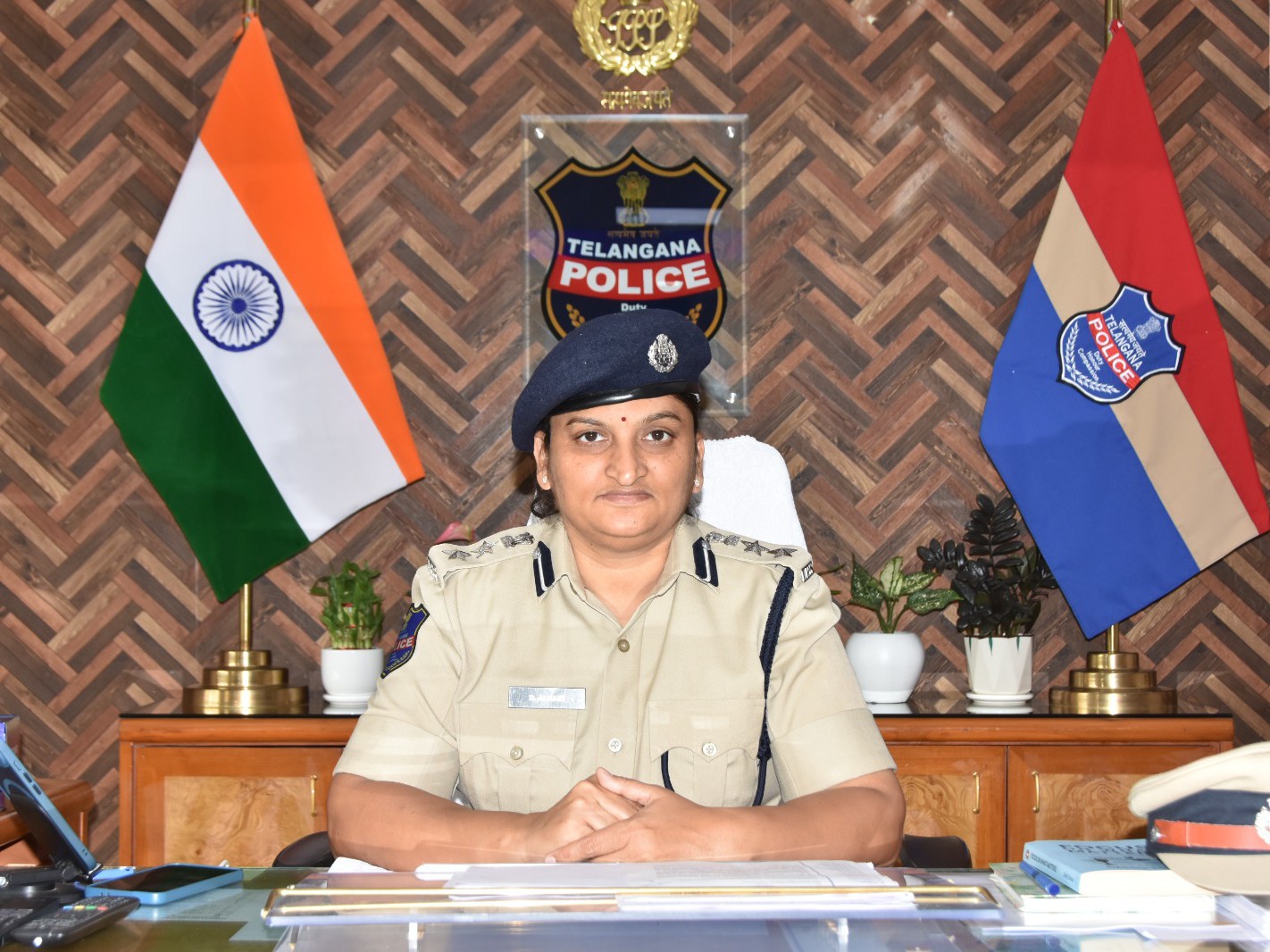 మహిళా దినోత్సవ శుభాకాంక్షలు తెలిపిన SP