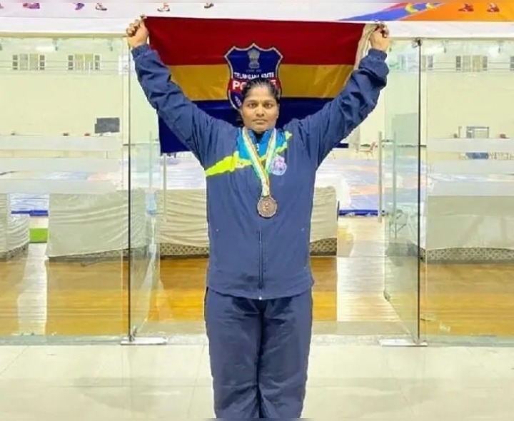 పోలీస్ ఉద్యోగంతో సేవలు.. క్రీడలతో ప్రతిభ