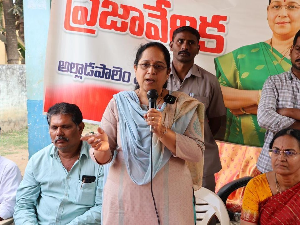 ప్రజా వేదికలో పాల్గొన్న ఎమ్మెల్యే