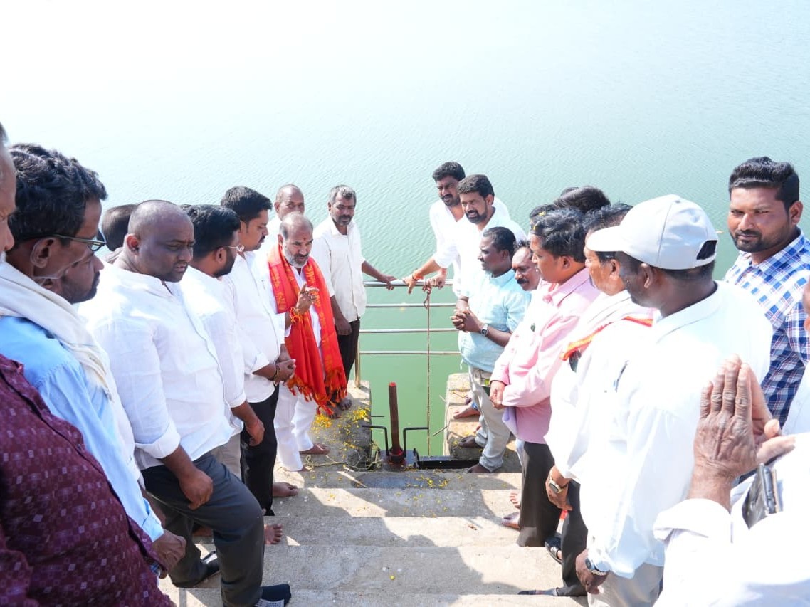 పొలాలకు గుడి చెరువు నీటి విడుదల