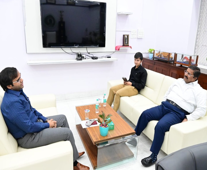 సింగరేణి సీఎండీను కలిసిన కలెక్టర్