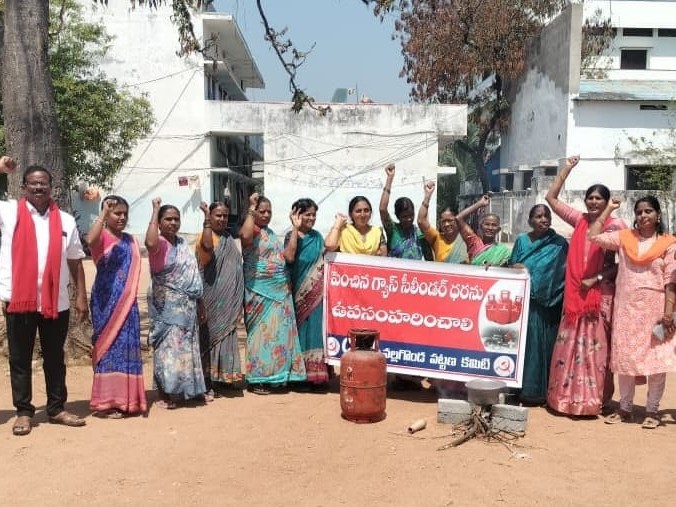 గ్యాస్ ధరలను తగ్గించాలని నల్గొండలో నిరసన