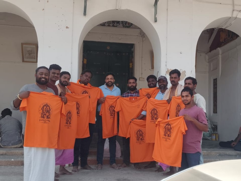 అమ్మవారి సేవకులకు టీ షర్ట్‌ల వితరణ