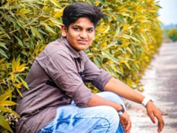 ఫ్యానుకు ఉరి వేసుకుని విద్యార్థి ఆత్మహత్య