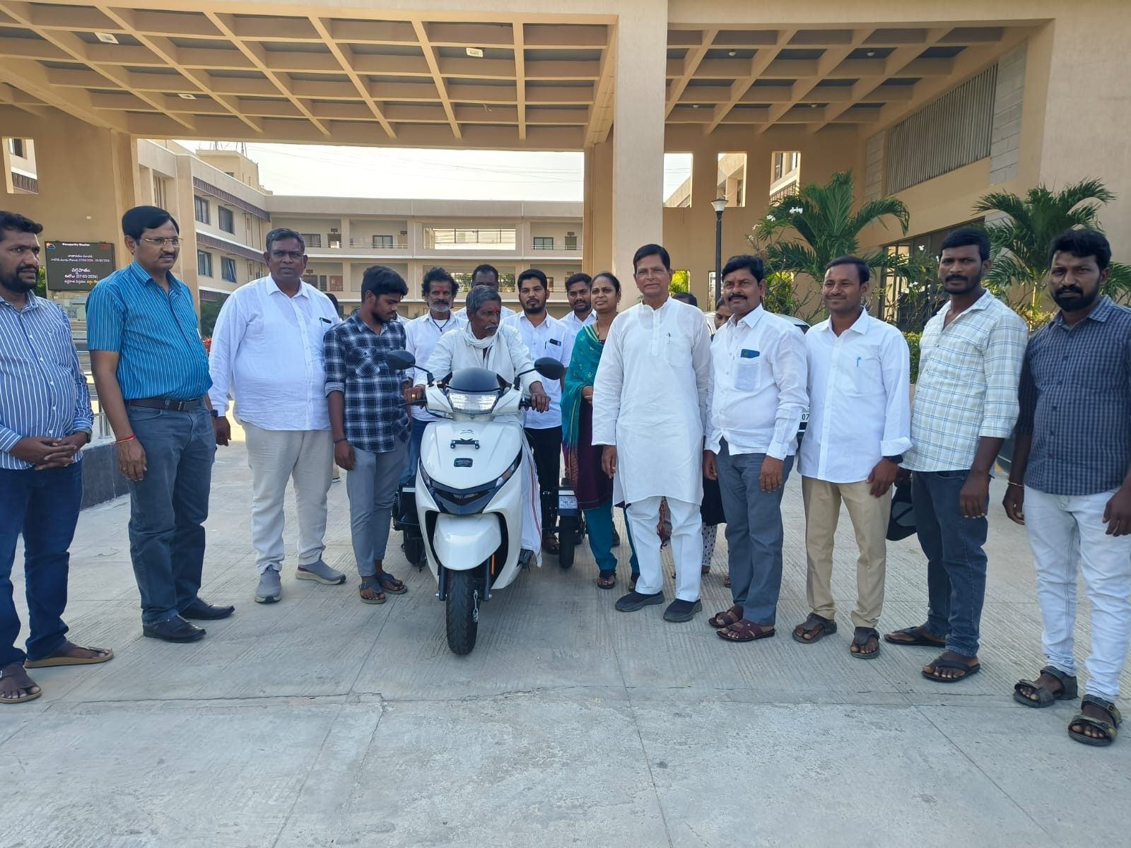 ఉప సర్పంచుకు వాహనం అందజేసిన చిన్నారెడ్డి