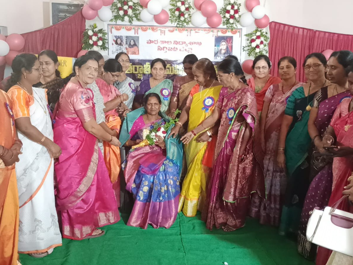 మహిళా ఉపాధ్యాయులకు సన్మానం