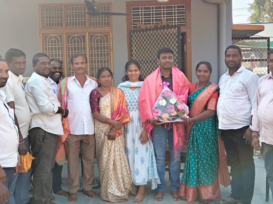 విక్రమ్‌ను సన్మానించిన సర్పంచ్