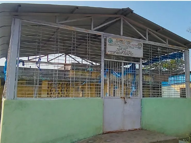 తాళాలకే పరిమితమైన యోగ కేంద్రం