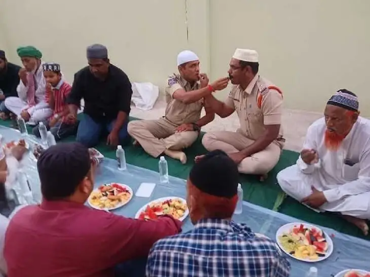 ఇఫ్తార్ విందులో పాల్గొన్న డిచ్‌పల్లి సీఐ