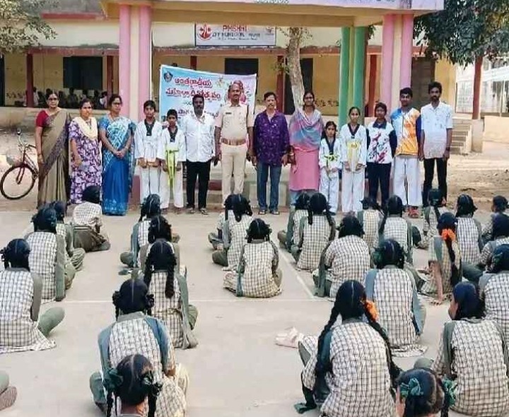 మహిళలు ఆత్మస్థైర్యంతో ముందుకు వెళ్లాలి: ఎస్సై