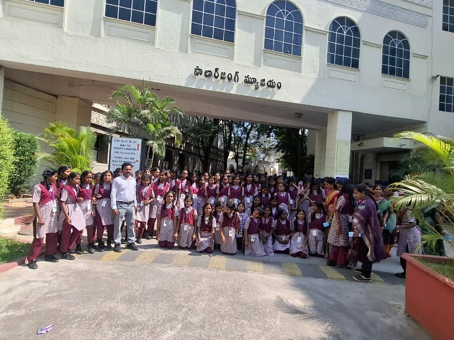 మ్యూజియంను సందర్శించిన విద్యార్థులు