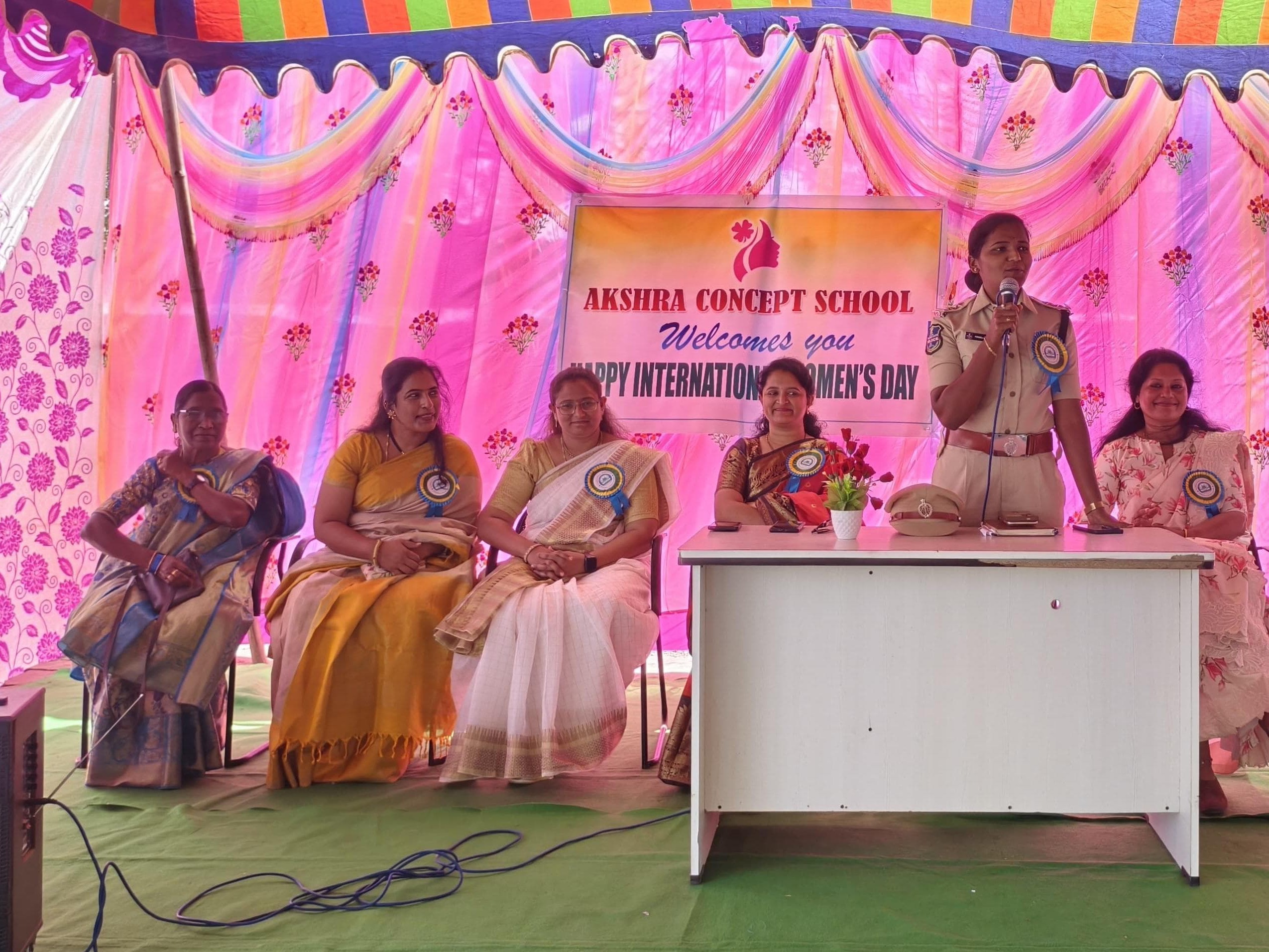 సమస్యలు ఎదురైతే షీ టీం నెంబర్‌ను సంప్రదించాలి: ఎస్సై