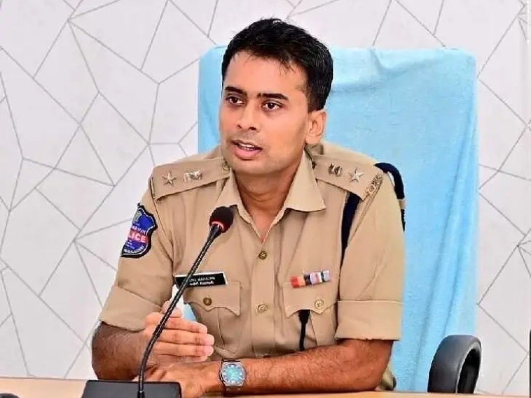 సైబర్ నేరగాళ్లతో అప్రమత్తంగా ఉండాలి: ఎస్పీ