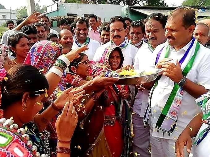 మహిళా దినోత్సవ శుభాకాంక్షలు తెలిపిన మాజీ ఎమ్మెల్యే