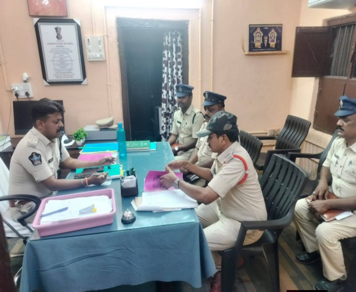 నేరాల నియంత్రణపై డీఎస్పీ విజయ్ కుమార్ సమీక్ష