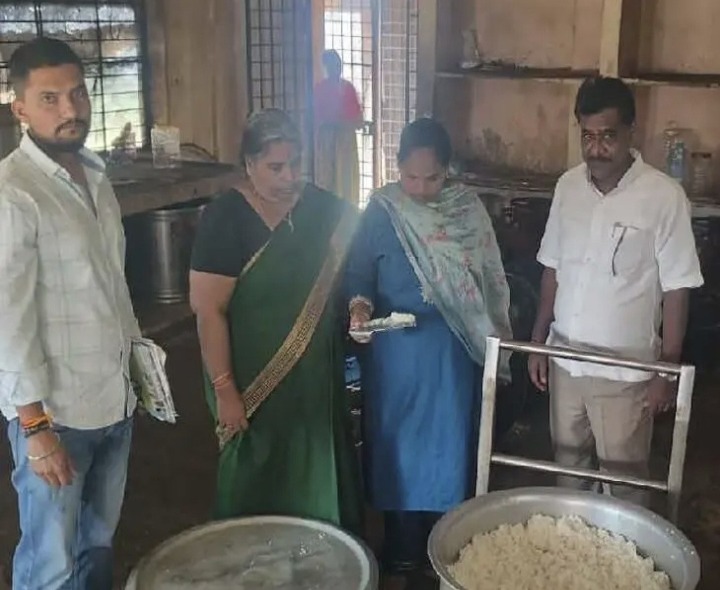 గురుకులంలో తనిఖీ చేసిన ఫుడ్ ఇన్‌స్పెక్టర్