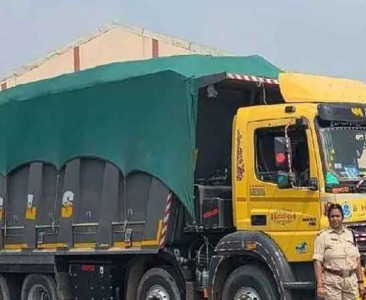 రాజమండ్రిలో రెండు ఇసుక లారీలు సీజ్