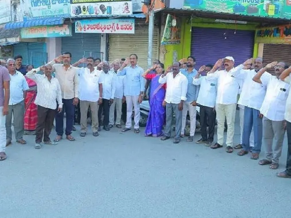 జాతీయ గీతాలాపనలో పాల్గొన్న ఎమ్మెల్యే