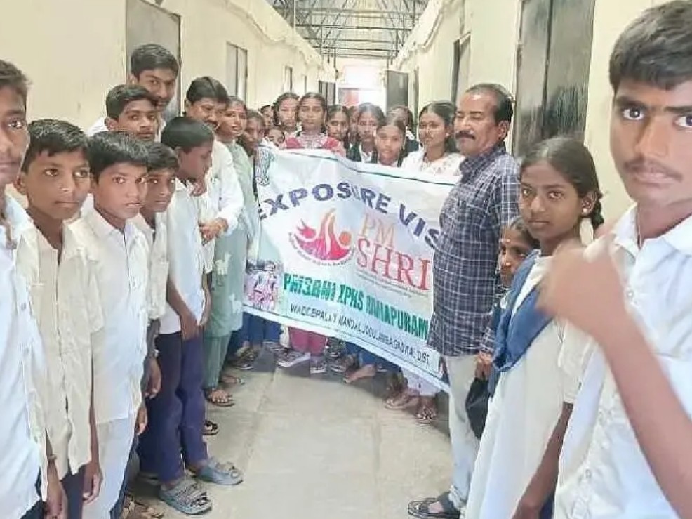 చేనేత పరిశ్రమను సందర్శించిన విద్యార్థులు