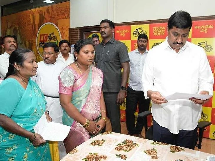 ప్రజల నుంచి మంత్రి అర్జీల స్వీకరణ