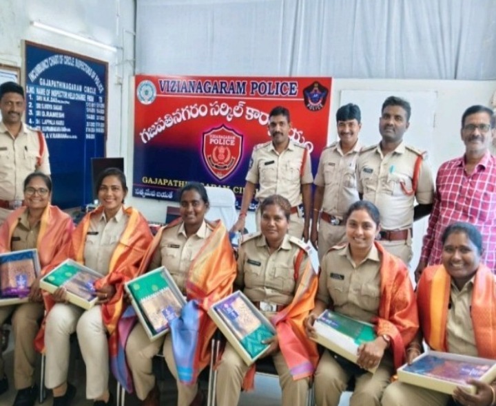 మహిళా పోలీసు సిబ్బందికి చీరలు పంపిణీ చేసిన సీఐ
