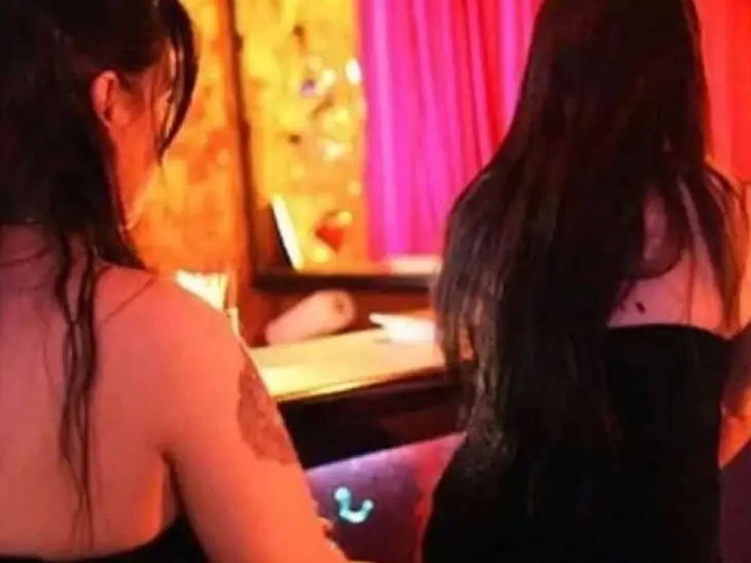 వ్యభిచార గృహంపై దాడి.. ఆరుగురి అరెస్ట్