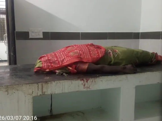 రోడ్డు ప్రమాదంలో తల్లి మృతి..కుమారుడికి తీవ్ర గాయాలు..!