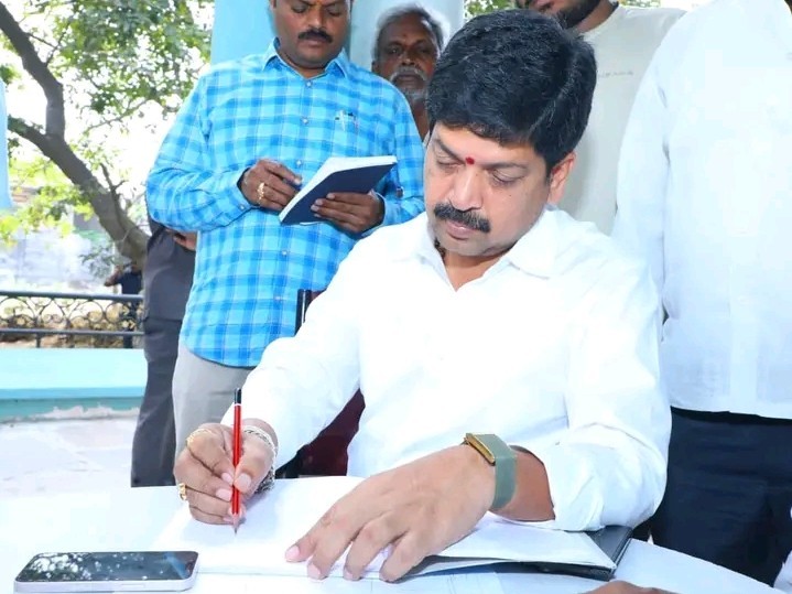 అభివృద్ధి పనుల పురోగతిపై మంత్రి సమీక్ష