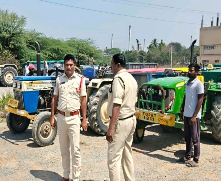 12 ఇసుక ట్రాక్టర్‌లు పట్టివేత