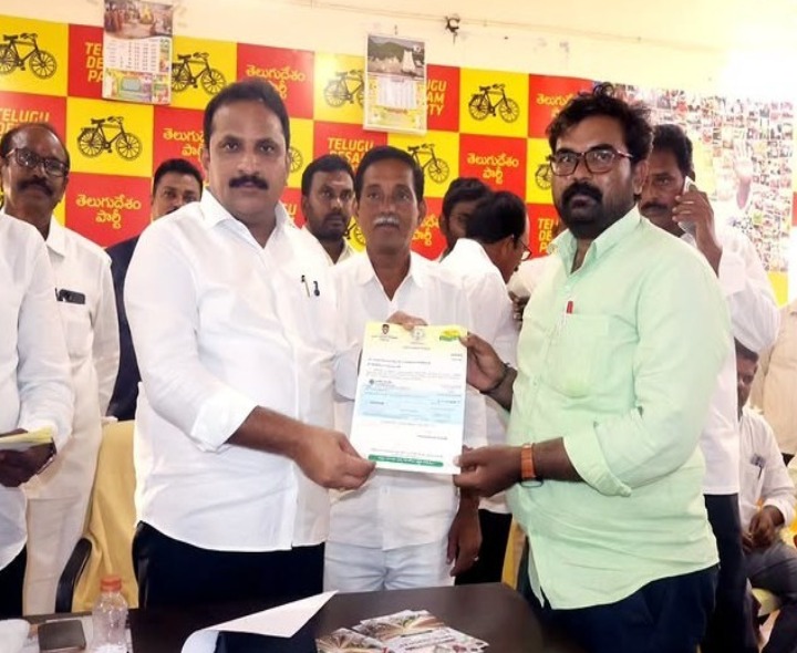 సీఎం సహాయ నిధి చెక్కులు పంపిణీ చేసిన ఎమ్మెల్యే