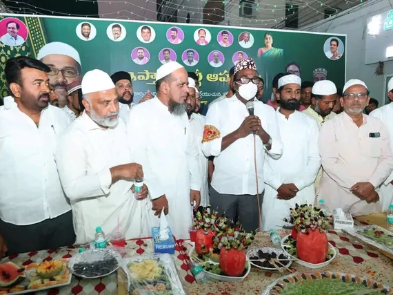 ఇఫ్తార్ విందులో పాల్గొన్న మాజీ మంత్రి పువ్వాడ