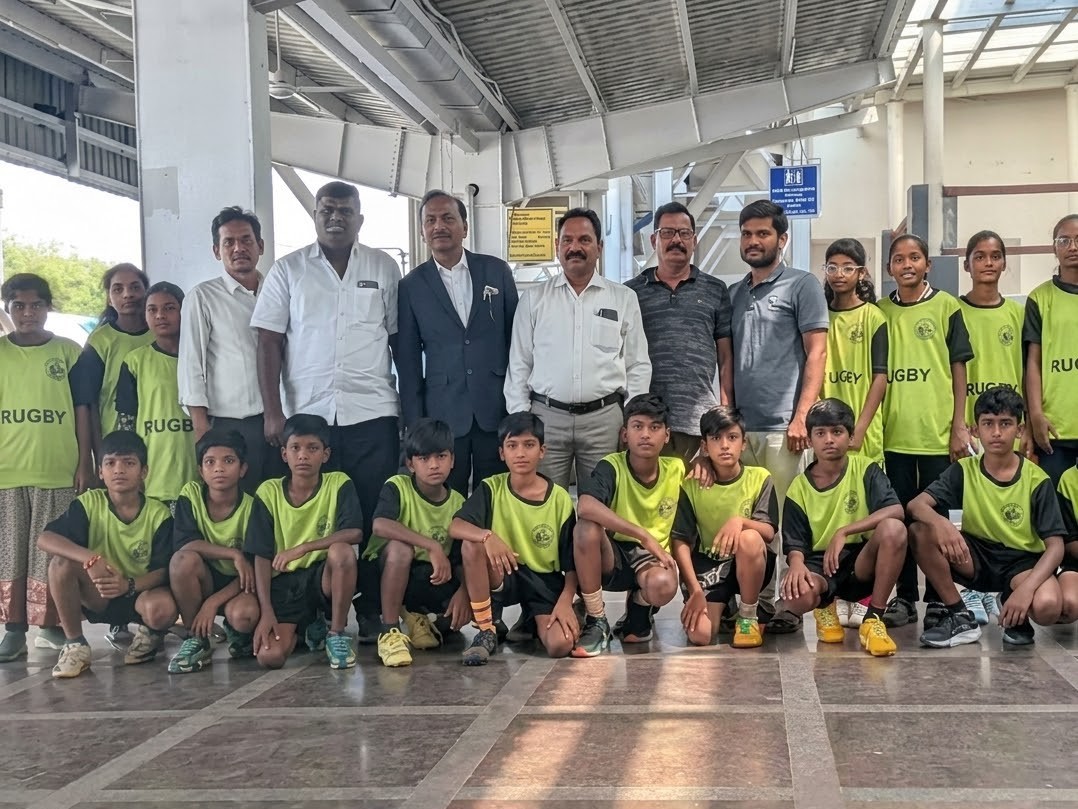 రగ్బీ జట్లకు స్పోర్ట్స్ కిట్ పంపిణీ