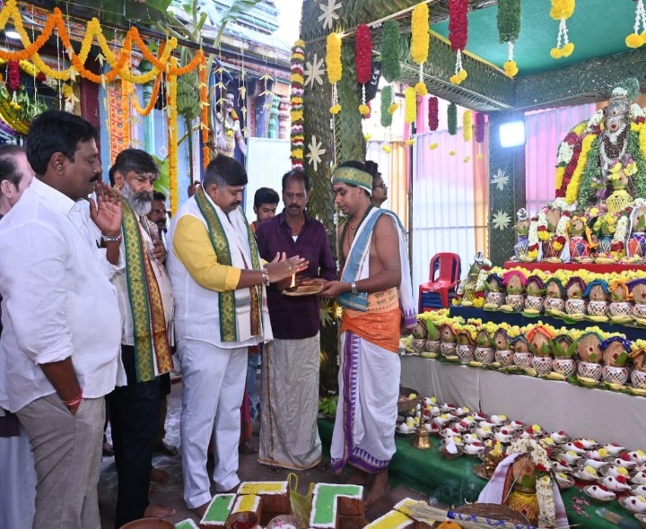 కుంభాభిషేక వార్షికోత్సవ పూజల్లో పాల్గొన్న ఎమ్మెల్యే