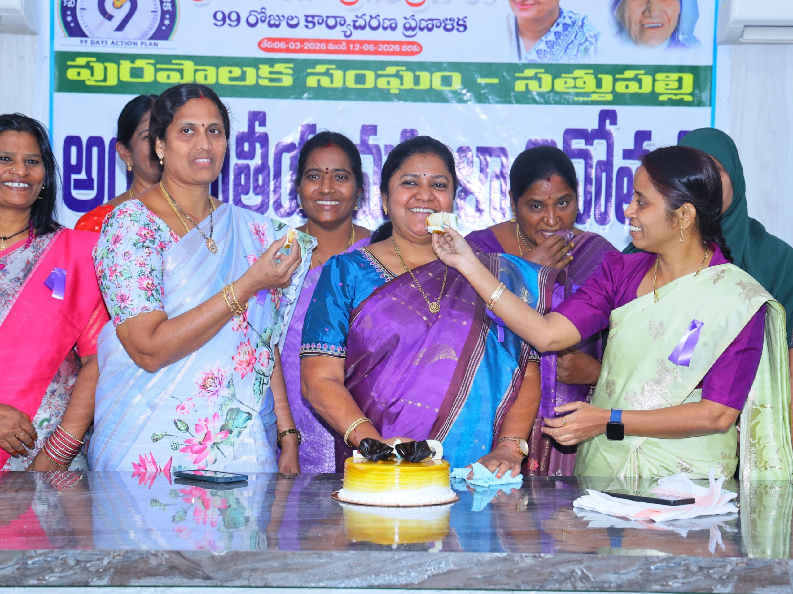 మహిళా దినోత్సవ శుభాకాంక్షలు తెలియజేసిన ఎమ్మెల్యే