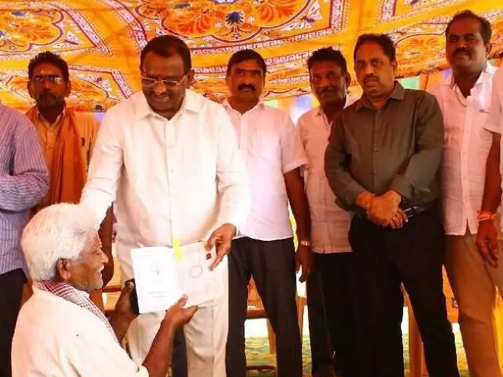 పాస్ పుస్తకాల పేరుతో దుర్వినియోగం: ఎమ్మెల్యే