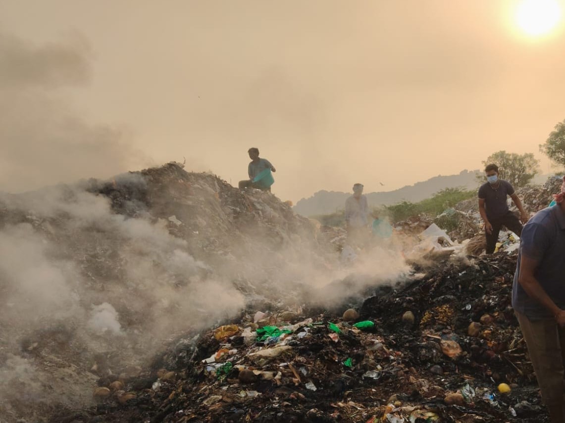చెత్త కుప్పకి నిప్పు.. వెదజల్లుతున్న విష వాయువులు