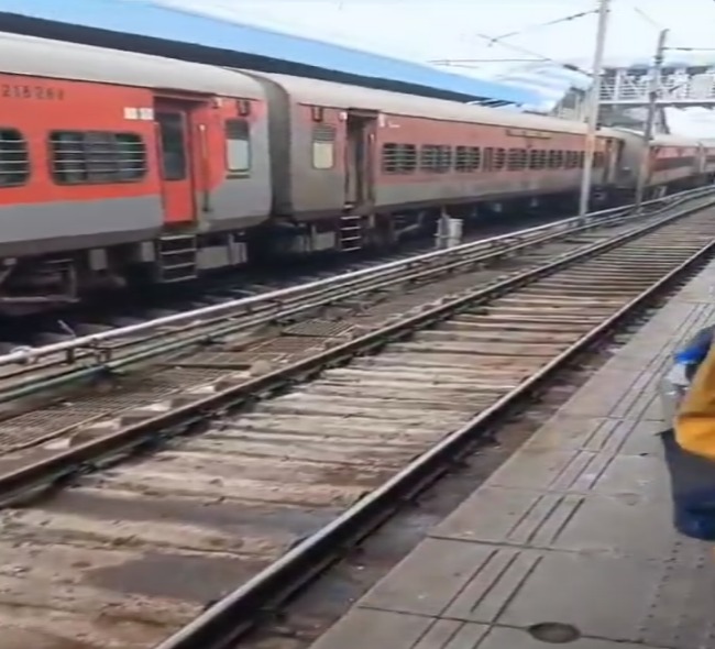 రైల్వే స్టేషన్‌లో ట్రాక్ క్లీనింగ్ చర్యలు షురూ..!