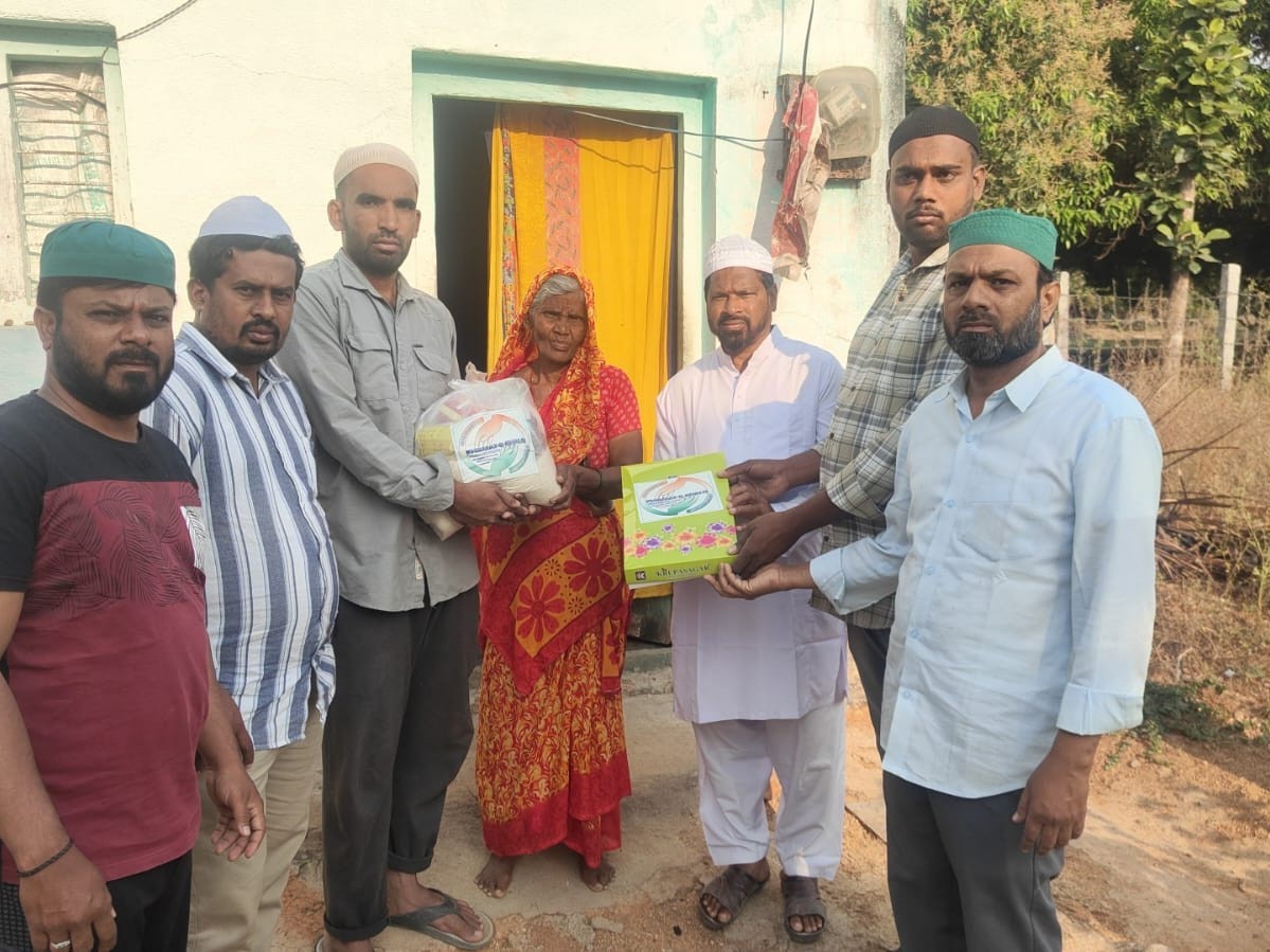 నంజంపేటలో నిత్యావసరాల పంపిణీ