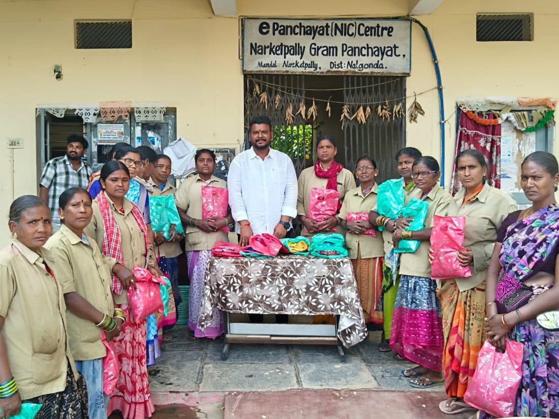 ‘మహిళ సిబ్బందికి చీరల పంపిణీ’
