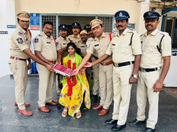 మహిళా కానిస్టేబుల్‌ను సన్మానించిన సీఐ