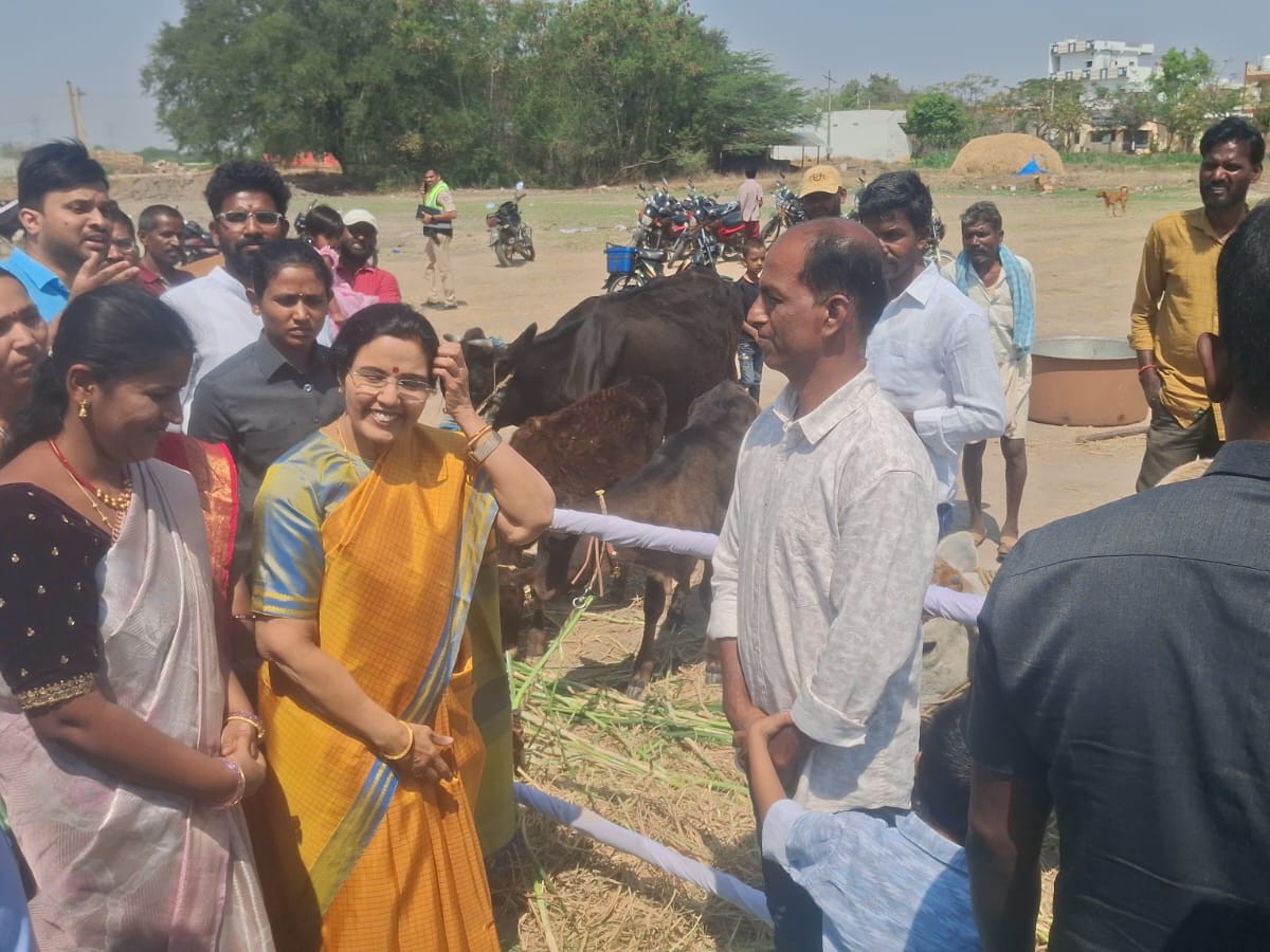 పశు వైద్య శిబిరానికి హాజరైన నారా భువనేశ్వరి