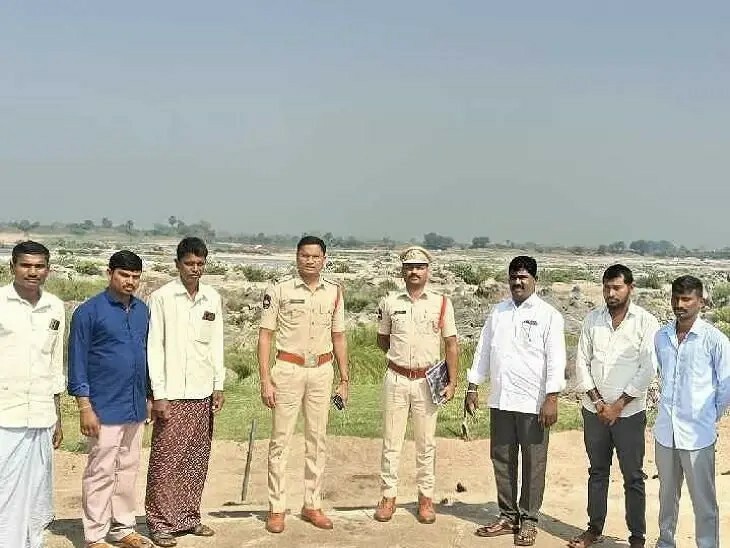 పుష్కర ఘాట్లను పరిశీలించిన సీఐ