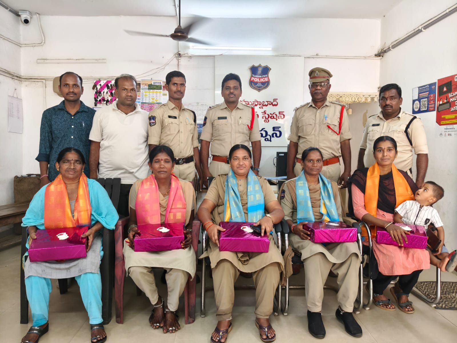 మహిళా పోలీసులకి సన్మానం..