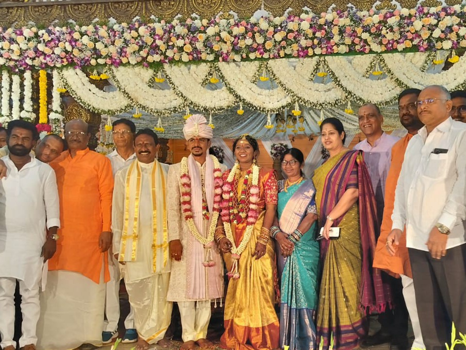 నూతన వధూవరులను ఆశీర్వదించిన కీర్తి రెడ్డి
