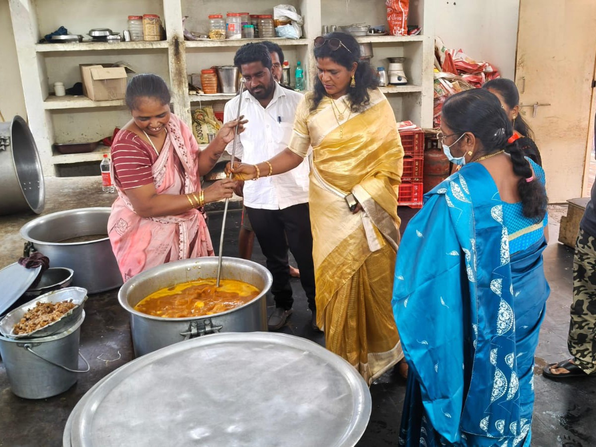 MVP కాలనీ గర్ల్స్ హాస్టల్‌ పరిశీలన