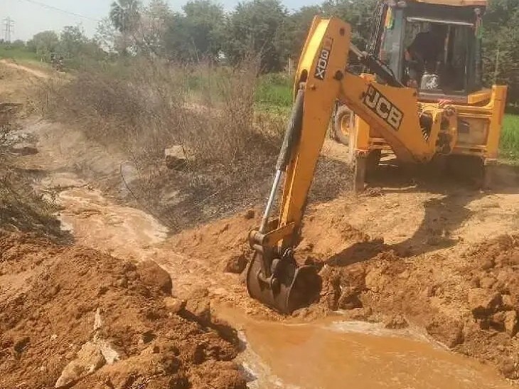 కాలువలో పూడికతీత పనులు ప్రారంభం