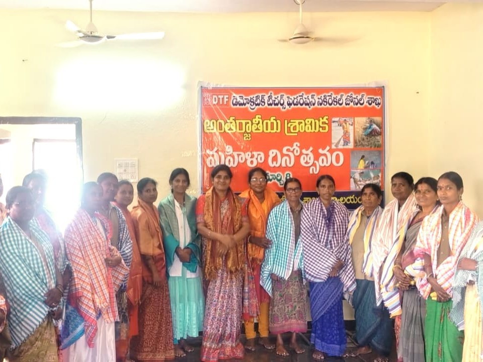 శ్రామిక మహిళలకు సన్మానం