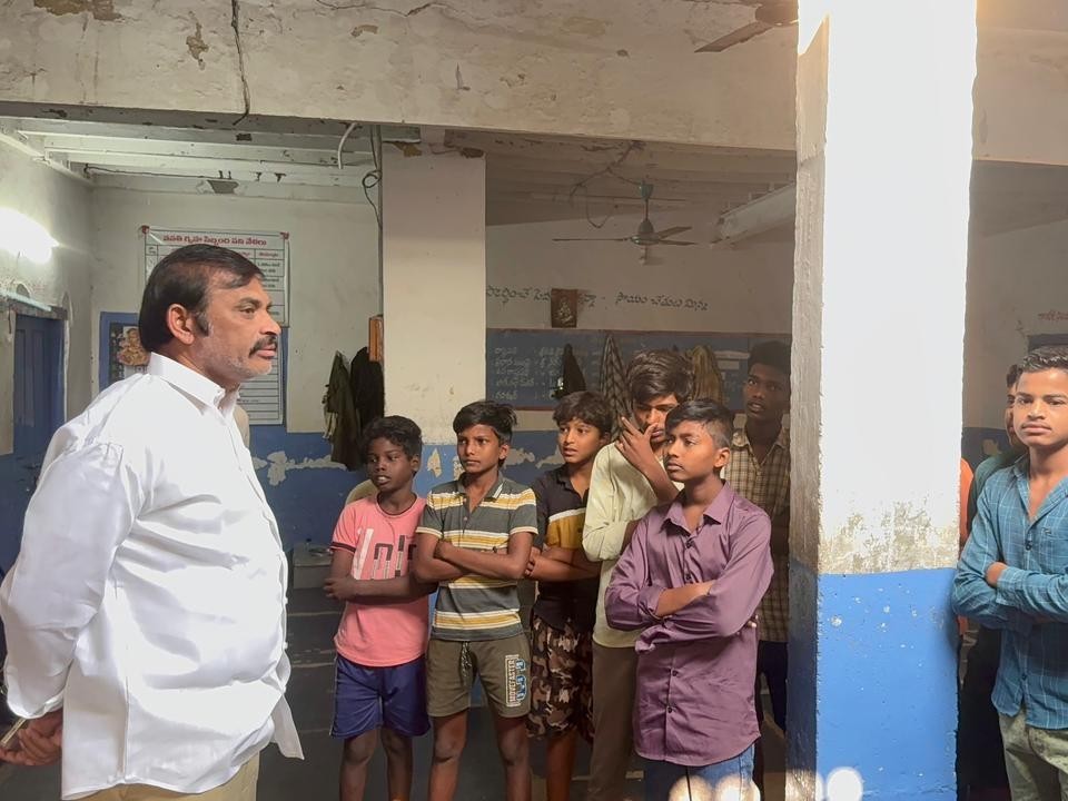 బీసీ బాలుర వసతి గృహాన్ని తనిఖీ చేసిన ఎమ్మెల్సీ